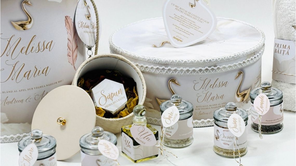 SET PRIMA BĂIȚĂ DUPĂ BOTEZ Ritualul blând al apei vegheat de nași Swan Feather 59